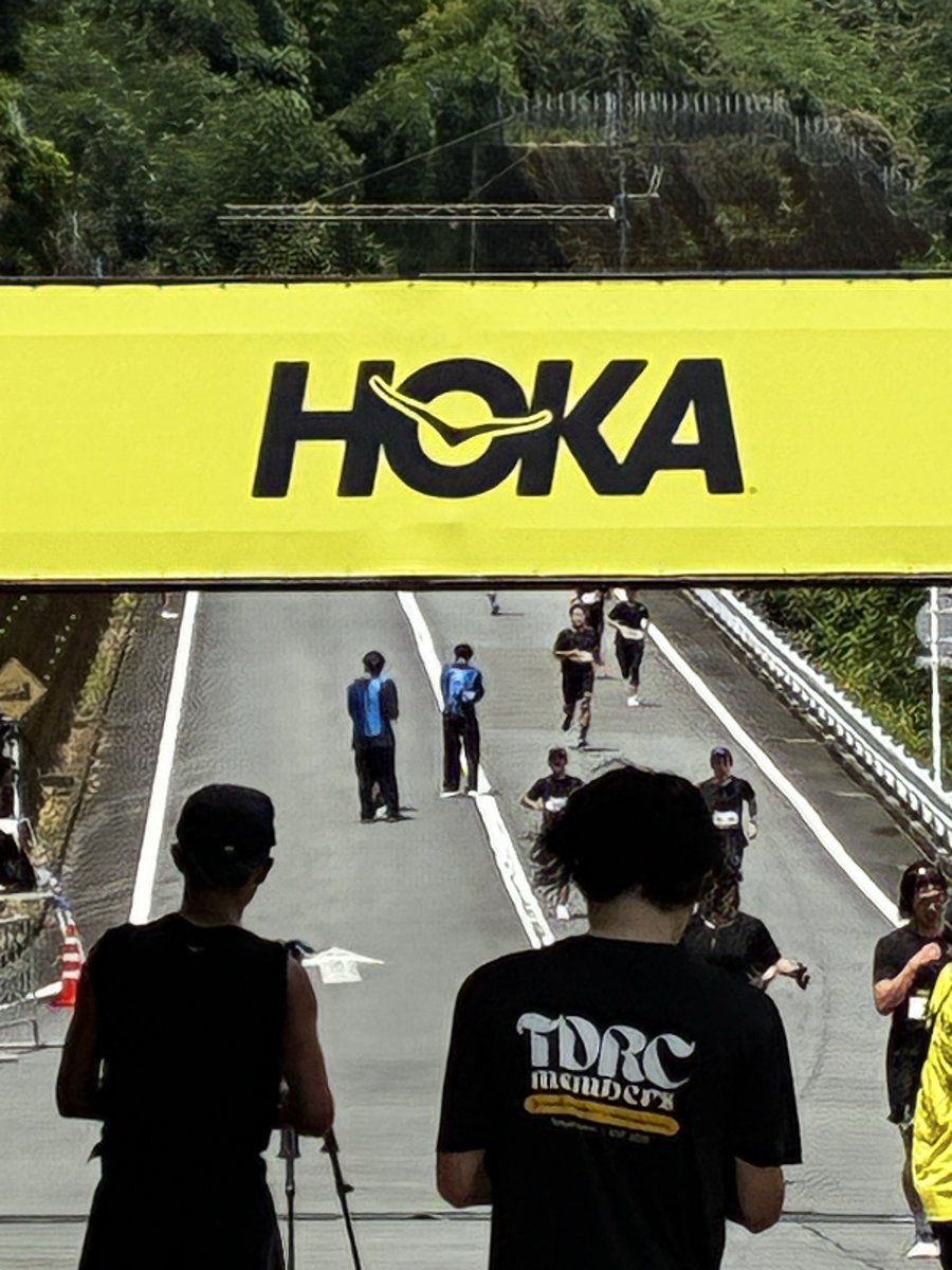 junko_wing_ac's tweet photo. ターンパイク箱根を舞台にした「LIMIT BREAK HAKONE」27km。照りつける暑さに何度も心が折れそうになり、帰りの電車ではすっかり力を使い切っていたけど、その先にあった達成感は格別でした。苦しさも含めて、今日の景色と一歩一歩が最高の思い出。まだまだ強くなれる。🏃‍♀️

#ランニング #箱根 #HOKA https://t.co/4fjSHR9Xou