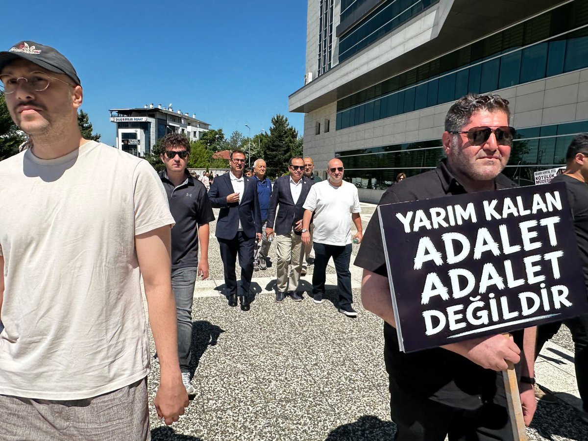ridvanuz17's tweet photo. #Bolu #Kartalkaya’da yitirdiğimiz 78 canın acısı hala yüreğimizde, hesabı da ortadadır.

Evlatlarını, eşlerini, anne ve babalarını kaybeden aileler ilk günden beri yalnız bırakılmamalı, sorumlular makamı, unvanı ve bağlantısı ne olursa olsun adalet önünde hesap vermelidir.

Bu facianın üzeri ihmallerle, suskunlukla ve bürokratik bahanelerle örtülemez.
Gerçek sorumlular cezalandırılana, gerçek adalet yerini bulana kadar ailelerimizin yanında olacak, bu davanın peşini bırakmayacağız.

78 canımızı unutmadık. Unutturmayacağız.