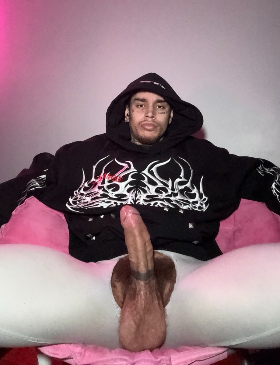 omgbabydaddy's tweet photo. ✦ hoodie // no hoodie https://t.co/x5p34SB7Rc