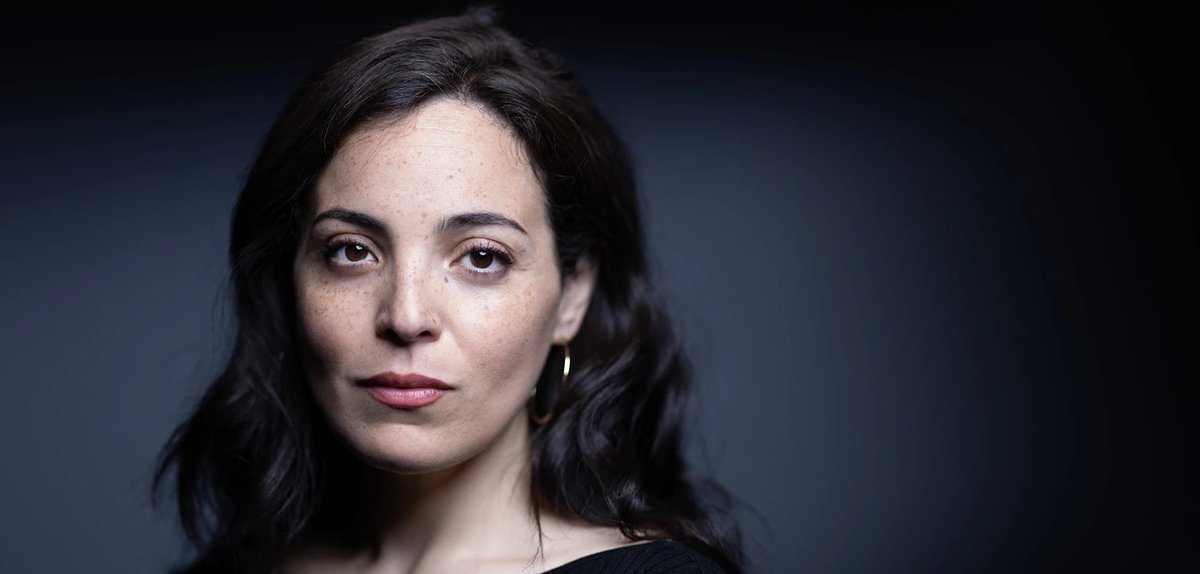 tomdabassman's tweet photo. Der EU-Beschluss zur anlasslosen Chatkontrolle zeigt ein weiteres Mal, wo die digitale Reise hingeht. Für die französische Politikwissenschaftlerin Asma Mhalla steht das Ergebnis schon fest.

„Es wird Neurocamps zur kognitiven Umerziehung der Unerwünschten geben“

„Dieses Jahrhundert verbietet uns das Denken nicht. Es hält uns dermaßen beschäftigt, dass wir das Denken verlernen. In dem neuen, technoiden System wird es genügen, die Seele zu unterdrücken. Wir erleben keine Krise der Demokratie, sondern gleiten in ein neues Regime ab.“

Als treibende Kraft des neuen Totalitarismus macht Mhalla einen doppelköpfigen Leviathan aus Big State und Big Tech aus. Politische Elite und technologische Oligarchie installieren einen neuen algorithmischen Gesellschaftsvertrag, der die alten Institutionen von  Nationalstaat und Demokratie aushöhlt und sie zu nutzlosen Fassadenruinen verkommen lässt. Und zwar als  Aufstand einer Elite, die mit dem seit der Antike als Demos bezeichneten Volk keine gleichen Rechte mehr teilen will, sondern es nur noch durch Massentechnologien betäubt."

https://t.co/NmspSrAs10