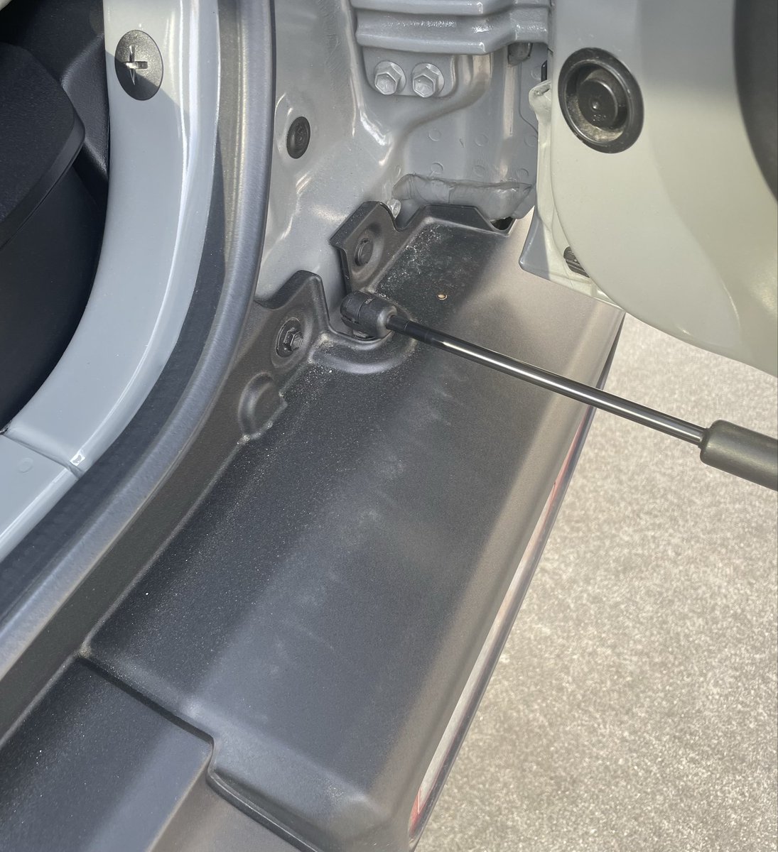 ag48ers's tweet photo. 開けるたび…やっぱり汚い。
#jimny
#JB64
#ミディアムグレー https://t.co/qYtKGNOapH