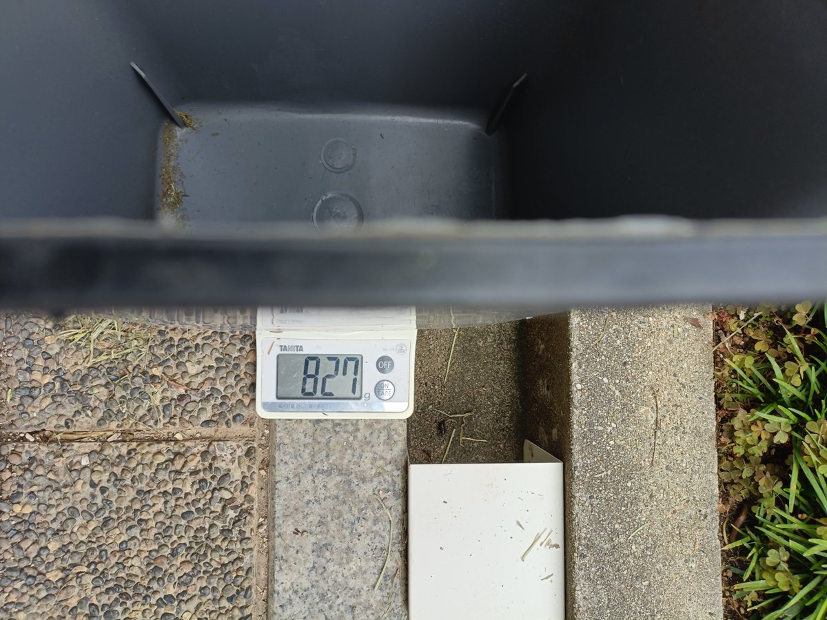 yoshilandscape's tweet photo. お試しに買った500gの牧草が良かったので、900g買ったら300g粉やった。ありがとうございました😭 https://t.co/y3UuzQsC0F