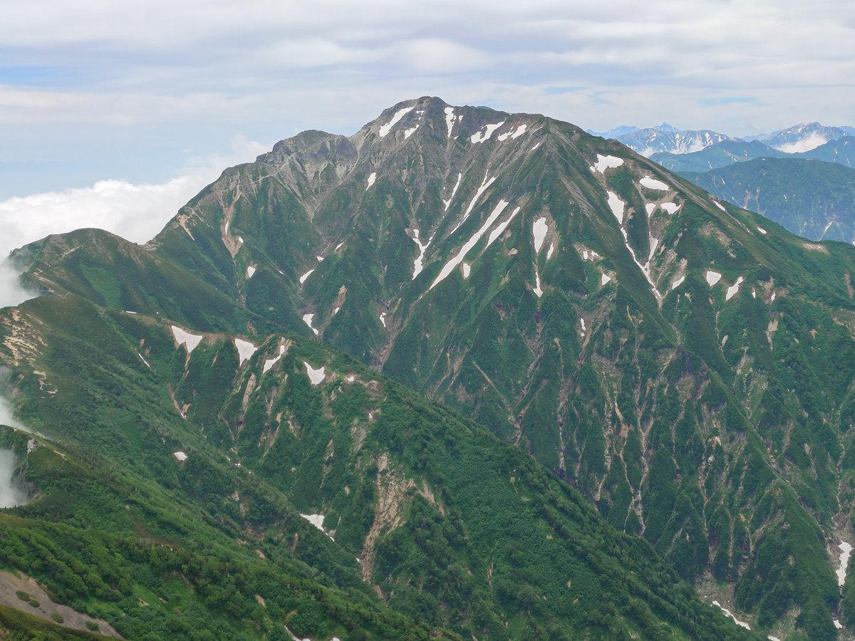 s_sassy's tweet photo. 唐松岳山頂からは隣の五竜岳、立山連峰から劔岳、北アルプスに連なる白馬岳方面の絶景が望めます。北アルプス人気の理由が分かった。山頂付近の天気は晴れてきたし、絵画みたいな絶景でした
#唐松岳 https://t.co/ryx2TKhMOQ