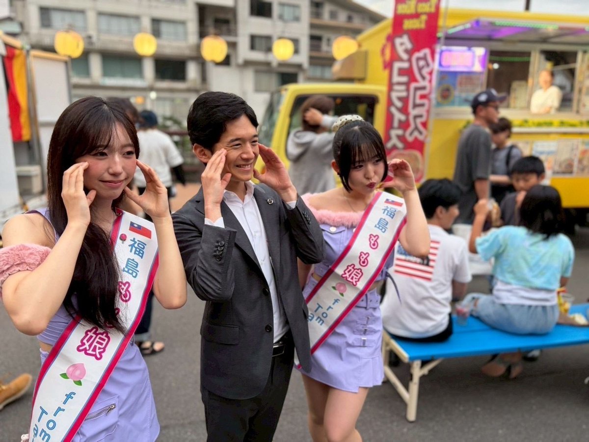 yuki_8ba's tweet photo. これは人生初の体験でした。

まさか三段滝の上でマイクを持ってご挨拶する日が来るとは…！🎤

「ミズベリング土湯 ～DC Special Water Show～」では、滝を舞台にしたステージ、水と光、そして音が一体となった幻想的な空間が広がっていました。

「こんな演出ができるんだ！」

思わずそう感じるほど、ステージの組み方も見事で、ライトアップされた滝の美しさには息をのみました。

そして、会場を軽快に盛り上げてくださったペンギンナッツさんの司会も素敵でした。会場全体が一つになっているのを感じました。

土湯温泉には、自然という最高の舞台があります。その魅力を最大限に生かし、「ここでしか体験できない時間」を創り上げた関係者の皆さまの発想力と実行力には、本当に脱帽です。

福島には、まだまだ磨けば光る地域資源があります。

こうした挑戦が、地域の魅力をさらに高め、「また来たい」と思っていただけるきっかけになると確信しています。

素晴らしいイベントをつくり上げてくださったすべての関係者の皆さま、本当にありがとうございました！