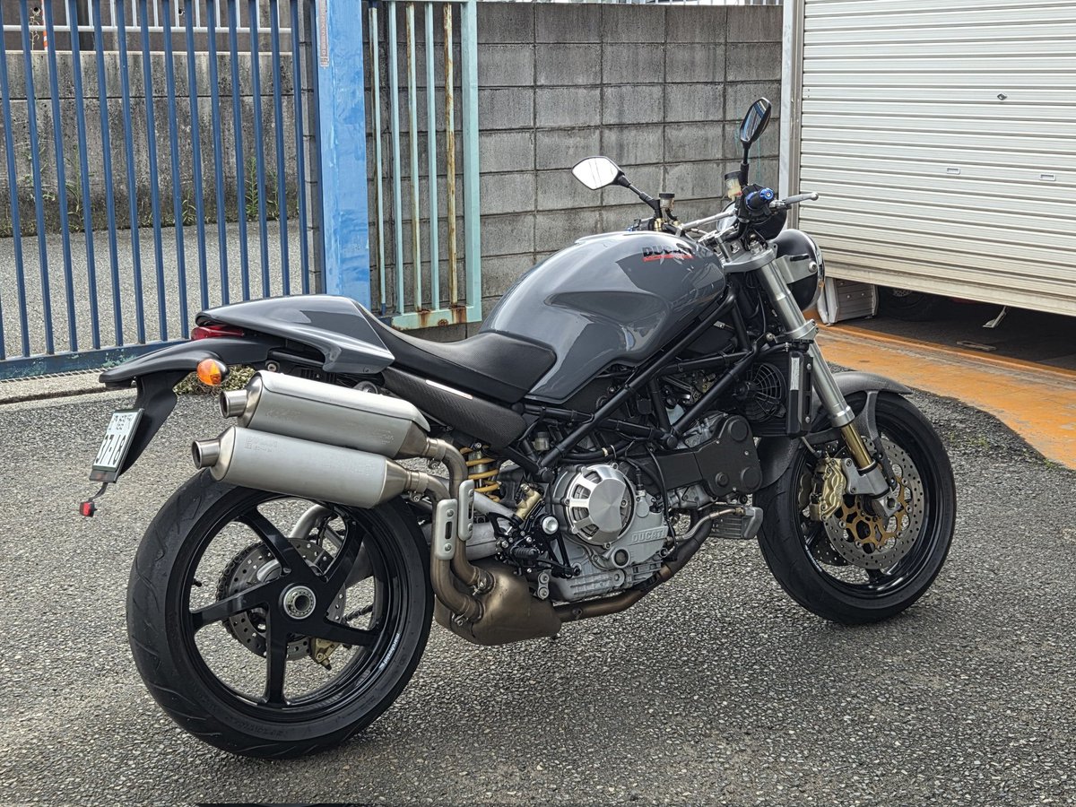 ahnenelbe_'s tweet photo. 憧れのドゥカティにございます...S4Rですが一旦ビキニカウルとりはずし。
死ぬほど乗りにくいけどエンジンは面白すぎる。マフラー変えてないのに全体的にうるさいw

ちょっとずつ弄っていきますよ〜 https://t.co/6WIWD4seA8