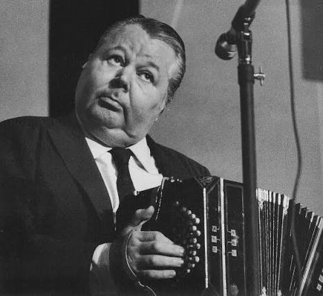 RalSprovieri1's tweet photo. Hoy es el Dia del Bandoneon en Homenaje a este Genio ,Anibal Troilo " Pichuco " 🎶🇦🇷 https://t.co/RJC6XgfoKr
