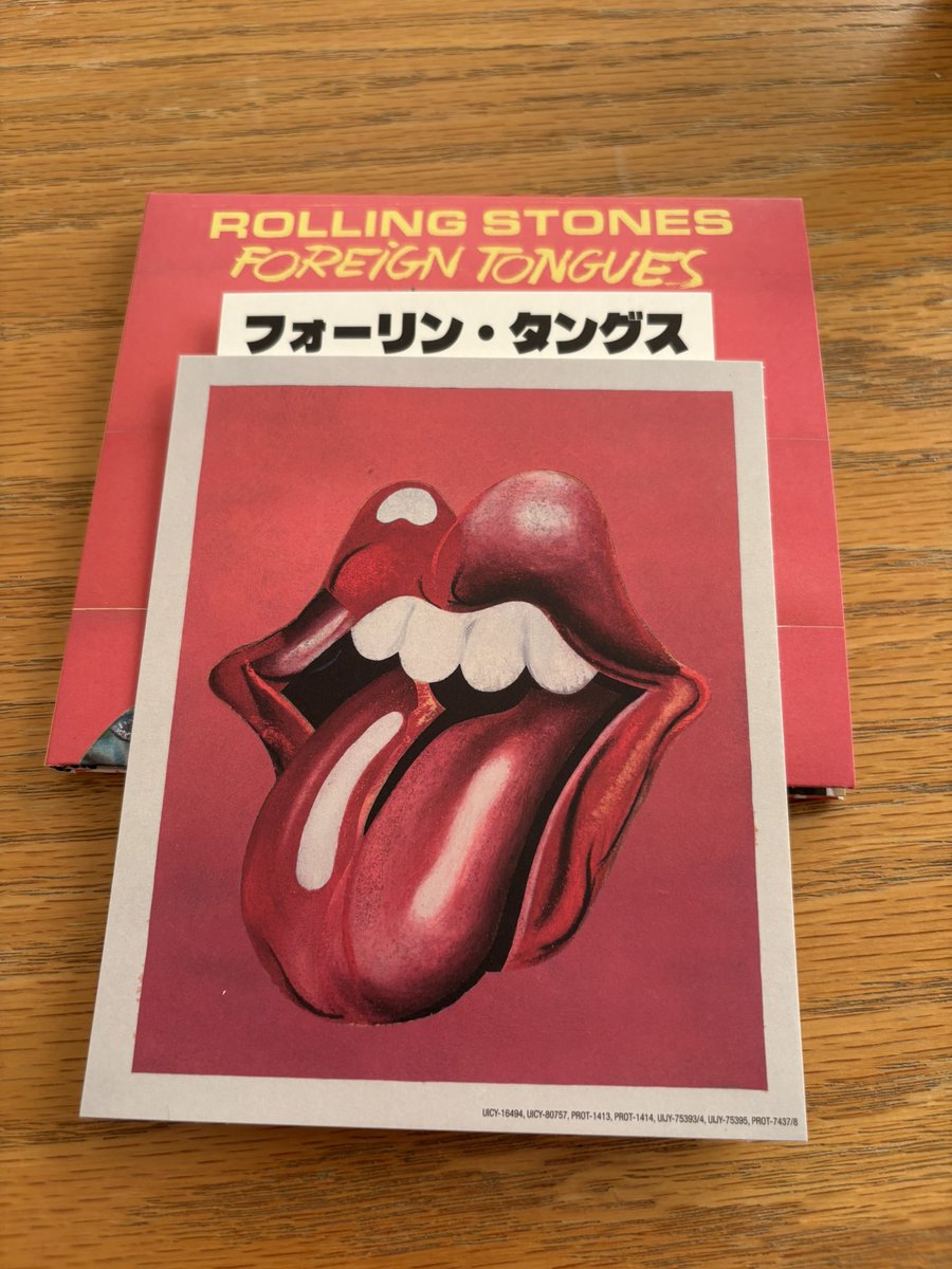 u_haruko's tweet photo. パート終わり
足痛いけど頑張って新宿まで👅
Newジャケは正直好みでは無いので買おうか迷いましたが、やっぱり中身が聴きたくて。１つ前のよりもっと80年代に近い感じかな？
ずっと心にあるCharlie Wattsを思いながら🥁
#foreigntongues
#RollingStones https://t.co/fIhYOQDC52