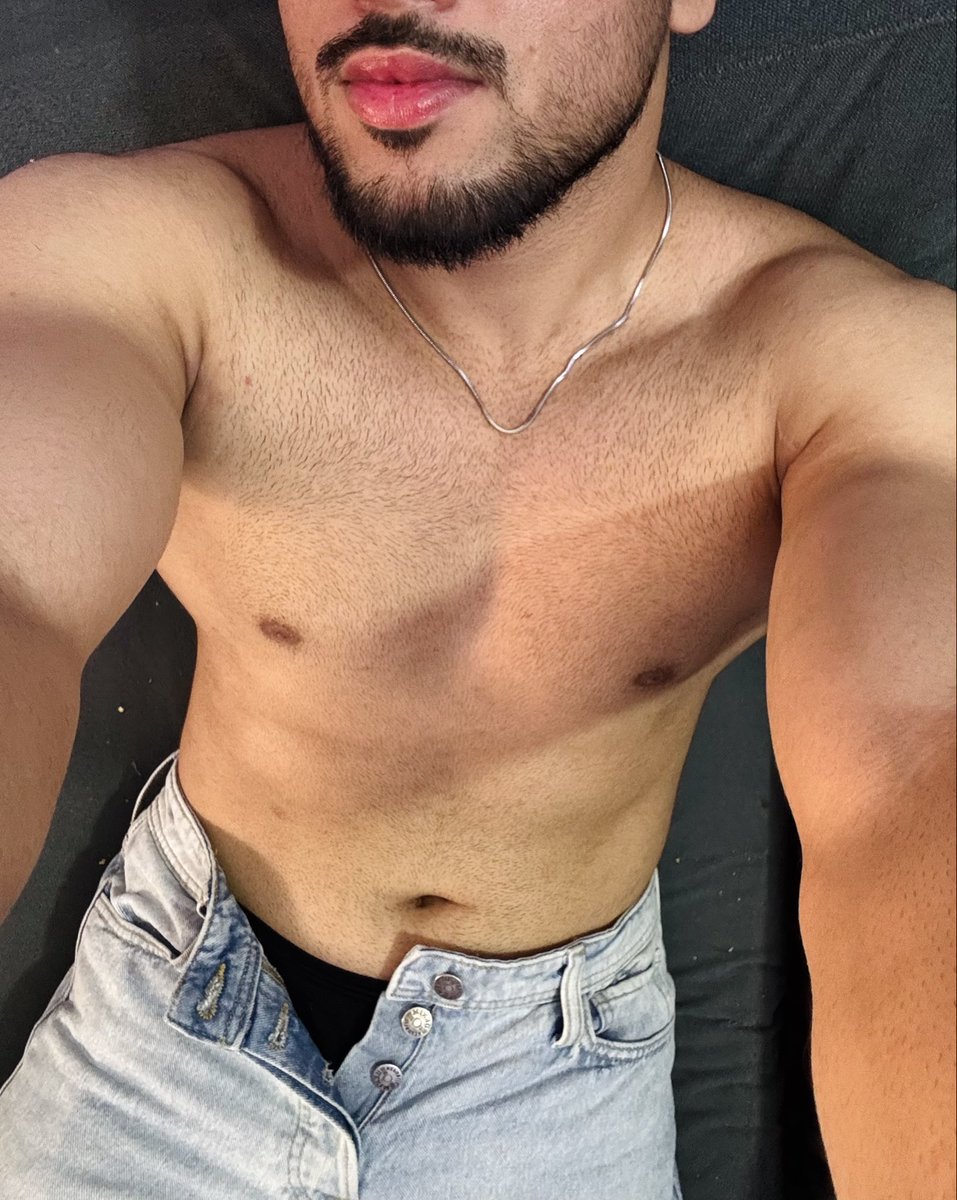 sameerawan2003's tweet photo. "A little flex, a lot of fire. 💪🔥" 
#bodybuilder #fitnessmodel https://t.co/j6FSF18eFf