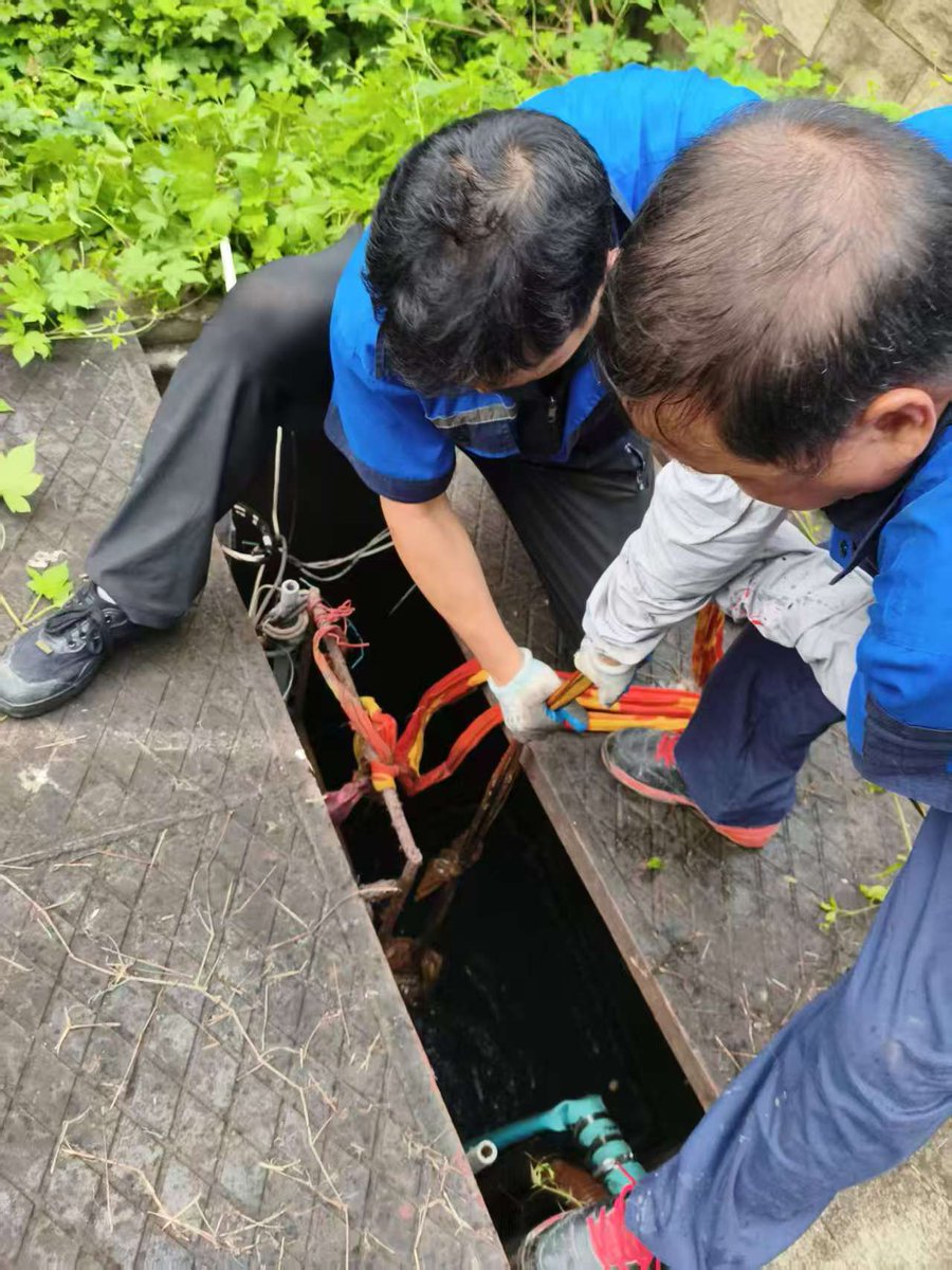 MorphueusQ's tweet photo. 为防御第9号台风“巴威”，志愿者开展全域隐患排查，清理楼顶、排水管网杂物，检修抽水泵等应急设备 https://t.co/pjQem9vpvc