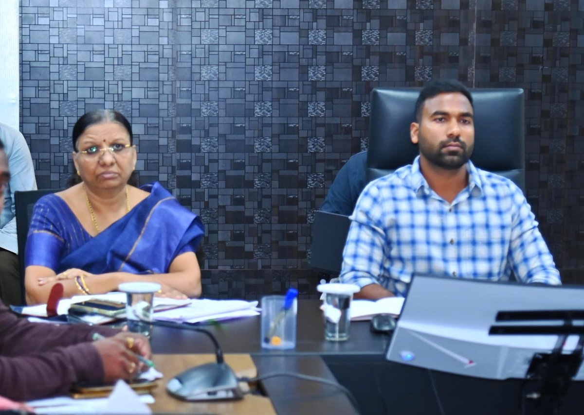 Collector_JGTL's tweet photo. భూ సమస్యలకు శాశ్వత పరిష్కారమే భూ రీ-సర్వే లక్ష్యమని రాష్ట్ర రెవెన్యూ శాఖ మంత్రి పొంగులేటి శ్రీనివాస్ రెడ్డి అన్నారు. ఖమ్మం నుంచి జిల్లా కలెక్టర్లతో వీడియో కాన్ఫరెన్స్ నిర్వహించారు. జగిత్యాల నుంచి కలెక్టర్ బి. సత్యప్రసాద్, అదనపు కలెక్టర్ బి.ఎస్ లత పాల్గొన్నారు.
భూ భారతి సమర్థవంతంగా అమలుకు రీ-సర్వే తప్పనిసరని, తొలి విడతలో ప్రతి జిల్లాలో 70 గ్రామాలను ఎంపిక చేసి మార్చి-2027 నాటికి మూడు విడతల్లో పూర్తి చేయాలని లక్ష్యంగా పెట్టుకున్నామన్నారు. లైసెన్స్ సర్వేయర్లకు ఎకరాకు రూ.60 చెల్లిస్తామని, జూలై 28లోపు విధుల్లో చేరాలని ఆదేశించారు. సాదాబైనామా, ఇందిరమ్మ ఇళ్లు, 2BHK, యూనిఫాంల పంపిణీపై కూడా సమీక్షించారు.
 #Jagtial #BhuBharati #LandResurvey #Telangana @TelanganaCMO @TelanganaCS @IPRTelangana @DCsofIndia @revanth_anumula @minister_adluri
