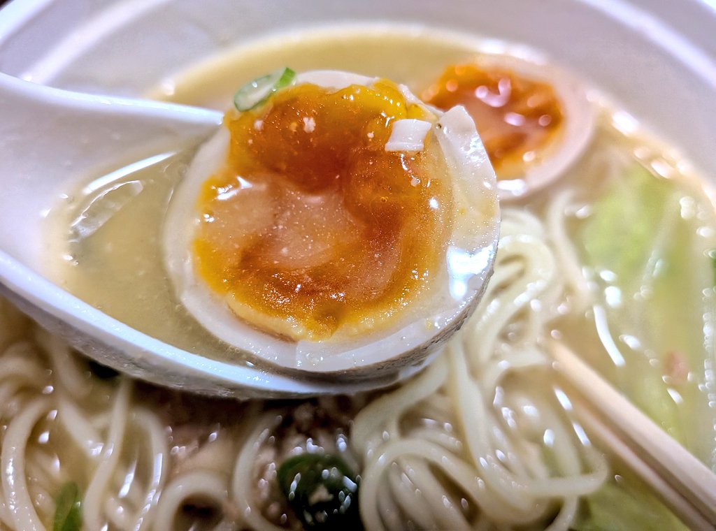 eita1227's tweet photo. 上野御徒町の鶏そばかぐや
menuデリバリー記事2個目。濃厚鶏そば+手作り味玉😋茹でて仕上げたので実店舗同等に熱々でグーですが特筆したいのは濃厚の鶏ポタスープは旨味がMAXで最高におススメしたい良店😁👍
#menu
#デリバリー
#上野御徒町
#鶏そばかぐや
#濃厚鶏そば
#Pontaパス https://t.co/AFIfyRg5KQ