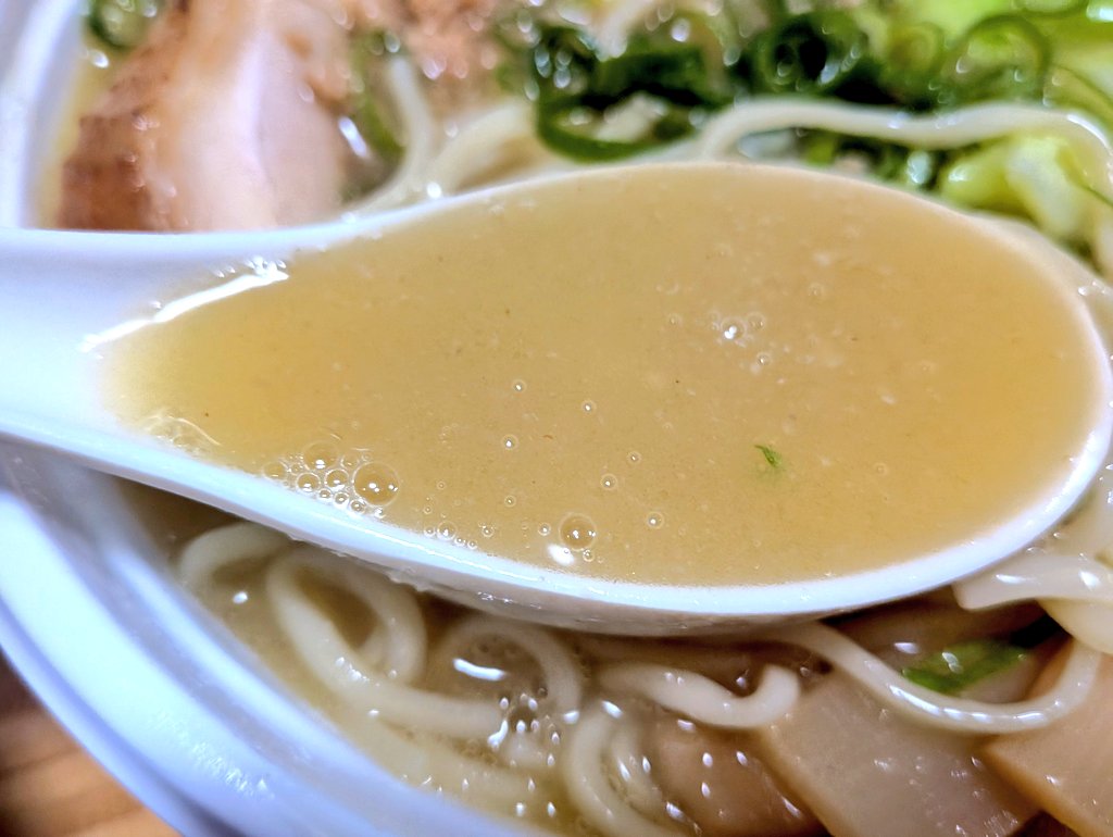 eita1227's tweet photo. 上野御徒町の鶏そばかぐや
menuデリバリー記事2個目。濃厚鶏そば+手作り味玉😋茹でて仕上げたので実店舗同等に熱々でグーですが特筆したいのは濃厚の鶏ポタスープは旨味がMAXで最高におススメしたい良店😁👍
#menu
#デリバリー
#上野御徒町
#鶏そばかぐや
#濃厚鶏そば
#Pontaパス https://t.co/AFIfyRg5KQ