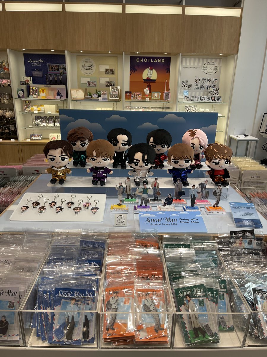 Sunayuki6's tweet photo. ファミクラストアで無事スノのグッズをゲット。
在庫たくさんあります！
今日16時頃は入場制限かけてなく、混雑してました(会計は40分待ち)

#SnowMan https://t.co/RTB36RGJQy