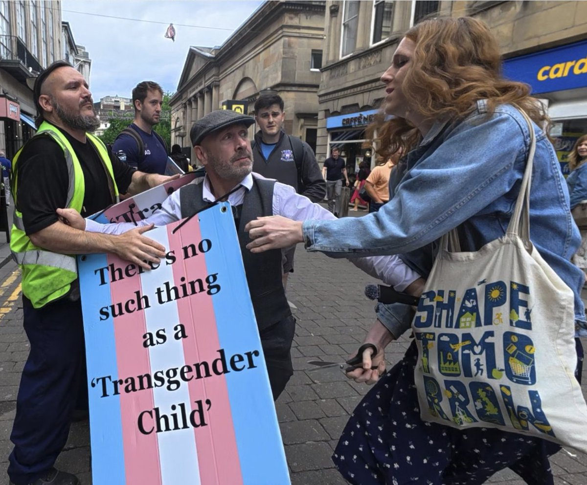 judge148's tweet photo. 'Edward Scissor Trans'
*Merseyside police took no action because this man apologised for attacking me with scissors. https://t.co/3yprArNFJm