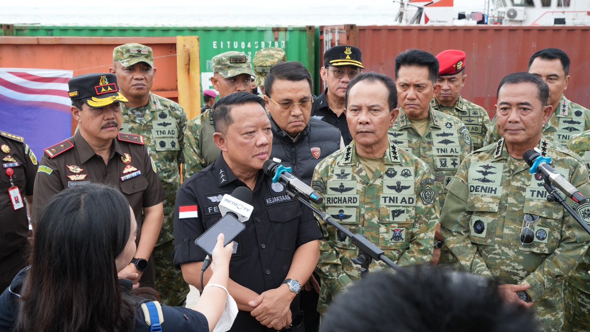 abulmuzaffar10's tweet photo. Guys
Polisi sudah menetapkan Febrie mantan Jampidsus sebagai tersangka

Untuk kasus korupsi dan Tindak Pidana Pencucian Uang (TPPU) di kasus PT Asabri!

Bahkan ga hanya itu, dia juga tersangka di kasus korupsi batubara dan juga krakatau steel!

Gila yaa.. orang yang menindak kasus korupsi kelas kakap

Ternyata malah tersangka korupsi 🤣

Mau tahu yang lebih dagelan lagi?

Disertasi doktoralnya malah membahas penyitaan dalam TPPU, tapi dia malah tersangka TPPU🤣

Luar biasa republik ini.

===

Oke berarti sekarang
Bhayangkara 1-1 Adhyaksa

Menunggu serangan balik dari kejaksaan nih. 

Ayo balaslah,  
buka semuaya!!

Foto: https://t.co/nsi6Mvv2h5