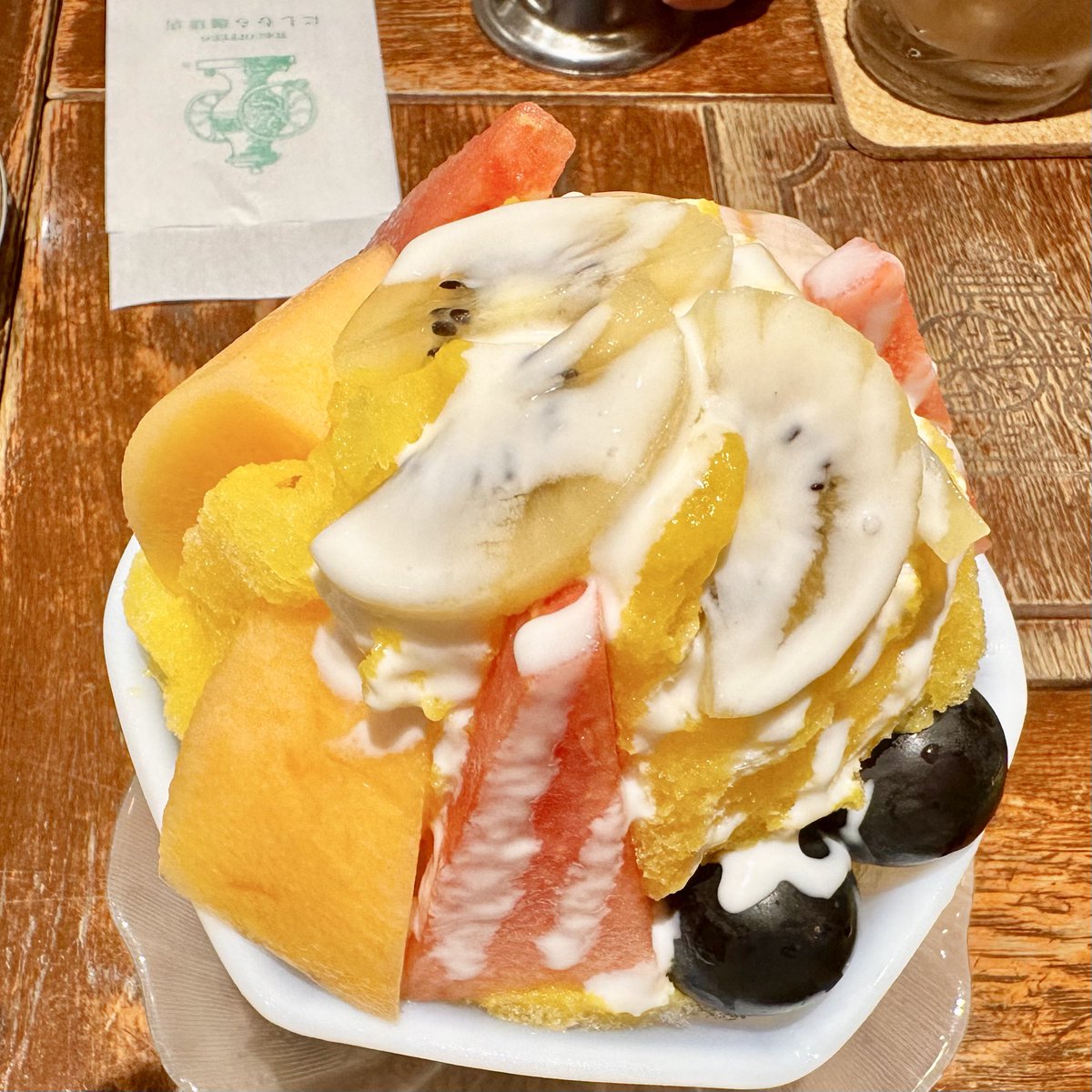 JInugasuki's tweet photo. 今年初のかき氷🍧暑過ぎて、あっという間に水分補給となりました。フルーツは、スイカ🍉巨峰🍇キーウィ🥝メロン🍈どれも厳選されていて本当に美味しかったです♡

#にしむら珈琲 
#かき氷 https://t.co/uEkAxaEUr5
