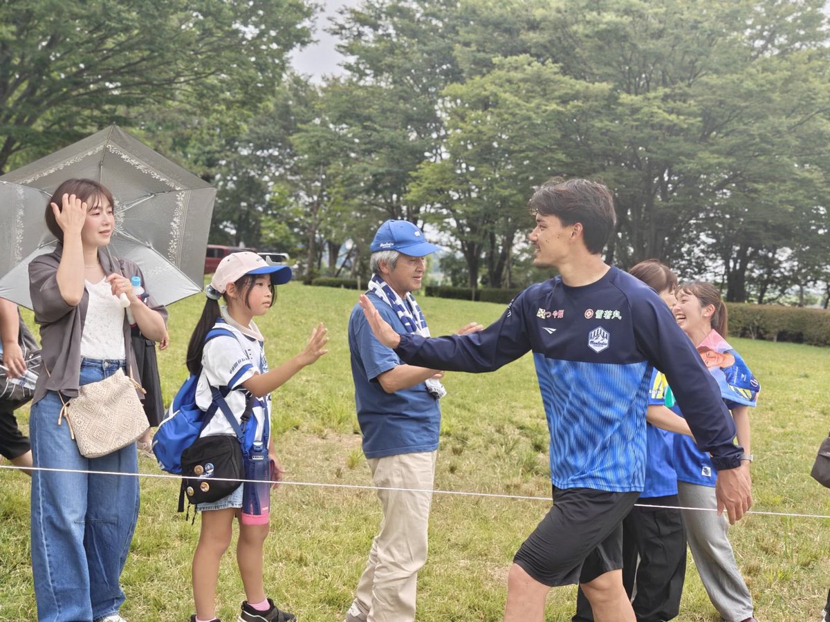 monte_prstaff's tweet photo. ⚔️日本の米育ち平田牧場金華豚マッチ⚔️

#長谷川洸 選手会長の提案により、本日急遽ハイタッチ会を実施いたしました✨

皆さまからパワーをたくさんいただきました🔥

#montedio
#yamagataichigan https://t.co/B5kNctEiBy