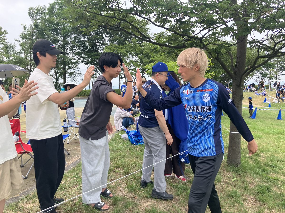 monte_prstaff's tweet photo. ⚔️日本の米育ち平田牧場金華豚マッチ⚔️

#長谷川洸 選手会長の提案により、本日急遽ハイタッチ会を実施いたしました✨

皆さまからパワーをたくさんいただきました🔥

#montedio
#yamagataichigan https://t.co/B5kNctEiBy