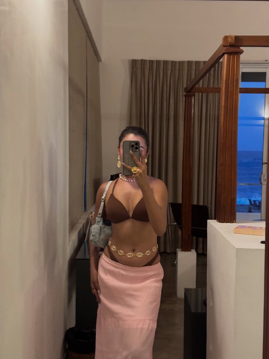 Isra122800's tweet photo. Proof that the best nights don’t need a filter—just good company and a little golden light. 🤍 #beachnights #vacationmode #goldenhour #fashioncreator #baddievibes https://t.co/mkHUTAtMG5