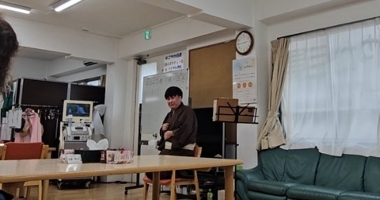 ohtyonmage's tweet photo. 今年の夏は暑くないけど、そもそも暑いのが夏です。

春夏秋冬とかけまして、コンサートととくその心は…四季/指揮

というようなね、ことをデイサービス公演の落語のまくらで喋ってること12年。ねづっちよりちょい遅くらいの早さでなぞかけができます。
ぜひ無茶振りを！

By Taiki

#フラパラ https://t.co/oABNV0EYHD