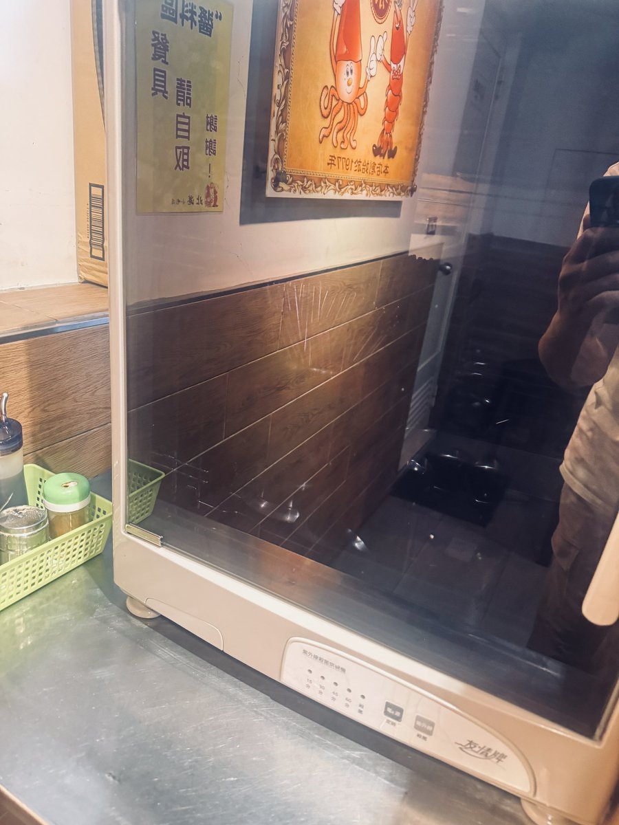 AbooYang's tweet photo. 其實不懂？
很多店家明明就買了紫外線烘碗機，但是就不願意打開電源🔌？ https://t.co/th84An6f01