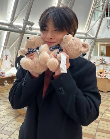 SKZCrave's tweet photo. Jeongin shares new messages: 

“My grandmother passed away on my birthday this year. I was thinking about my grandmother, so that’s probably why, my eyes got teary while filming. But it was better that I got to go with the hyungs. I want to go to Busan again.” https://t.co/Gr0rqwhC6G