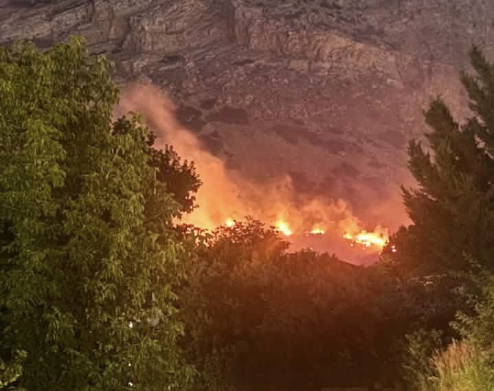 SLCScanner's tweet photo. Vegetation Fire – Ogden, UT
A large brush fire is burning ~¼ mile up the mountain and 2+ acres in size near 1113 N Mountain Rd. Weber Fire units are on scene with more apparatus enroute and a strike team now requested.

Command reports the fire is getting very close to homes — crews moving into position for structure protection.

Video: Angelique Rivera
Pic 2: EnoughOak24
Pic 3: Marisa-Eric Garcia
Pic 4: DeRay Averett
#OgdenFire #WeberCounty #UtahWildfire