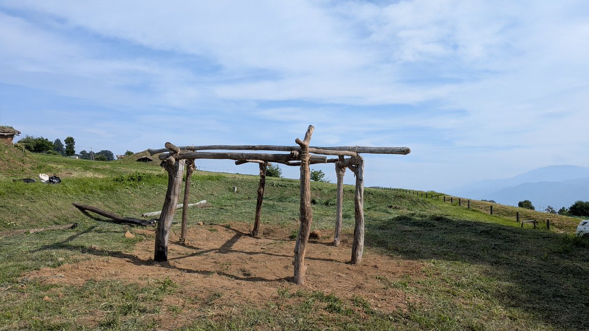 HoraceOvide's tweet photo. Journée sur le site de Umenoki, qui date de l'ère Jômon pour préparer le séjour d'initiation à l'archéologie de mes latinistes, des fouilles à la reconstruction en passant par le lavage et le tri des poteries. https://t.co/8WmrTs56aP