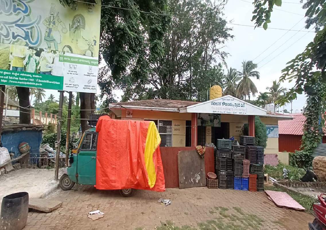 Newskarnataka's tweet photo. ಶೌಚಾಲಯವನ್ನೇ ನುಂಗಿದ ಫುಟ್ ಪಾತ್ ಪದಾರ್ಥ; ಕಣ್ಮುಚ್ಚಿ ಕುಳಿತ ಅಧಿಕಾರಿಗಳು!
#ಶೌಚಾಲಯ #footpaths #OfficialSupportersClub #ಅಧಿಕಾರಿಗಳು #newskarnataka
https://t.co/s7c60MRtR4 https://t.co/3rKRSrQHk8