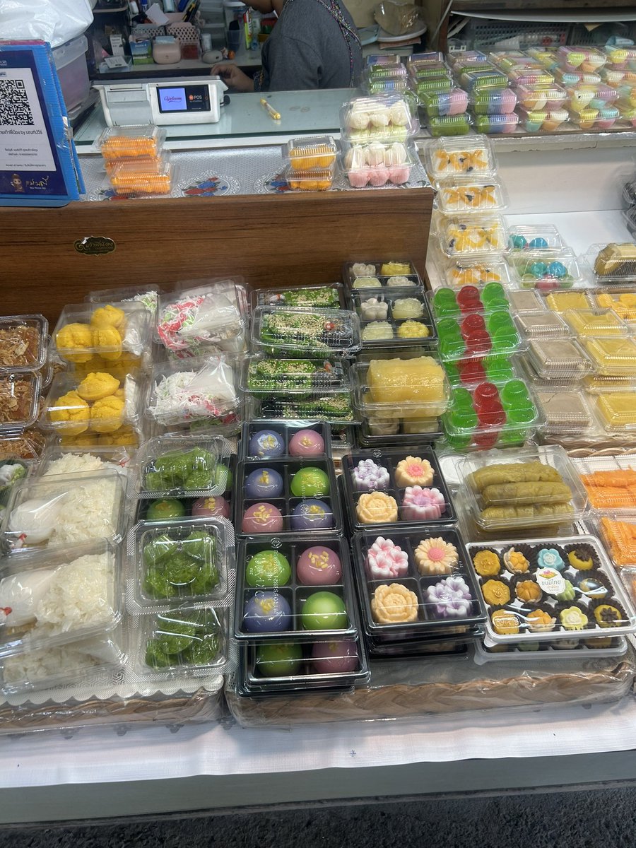 NeszySeeThrough's tweet photo. ร้านขนมไทยแนะนำ : ขนมไทยเก้าพี่น้อง
พิกัดมีหลายสาขา แต่รู้จักจากสาขาตลาดอตก.
แต่สาขาที่ถ่ายรูปคือ ตลาดบองมาร์เช่

ขนมแนะนำ ตะโก้ ข้าวเหนียวหน้าต่างๆ
ขนมตระกูลทองๆ ฟักทองสังขยา ลูกชุบ

ที่นี่ขนมไม่หวานจัด หลายๆอย่างอร่อย ถ้าได้ลองกินคิดว่าน่าจะชอบกันนะคะ

#SeeThroughSeries https://t.co/grH66boFmp
