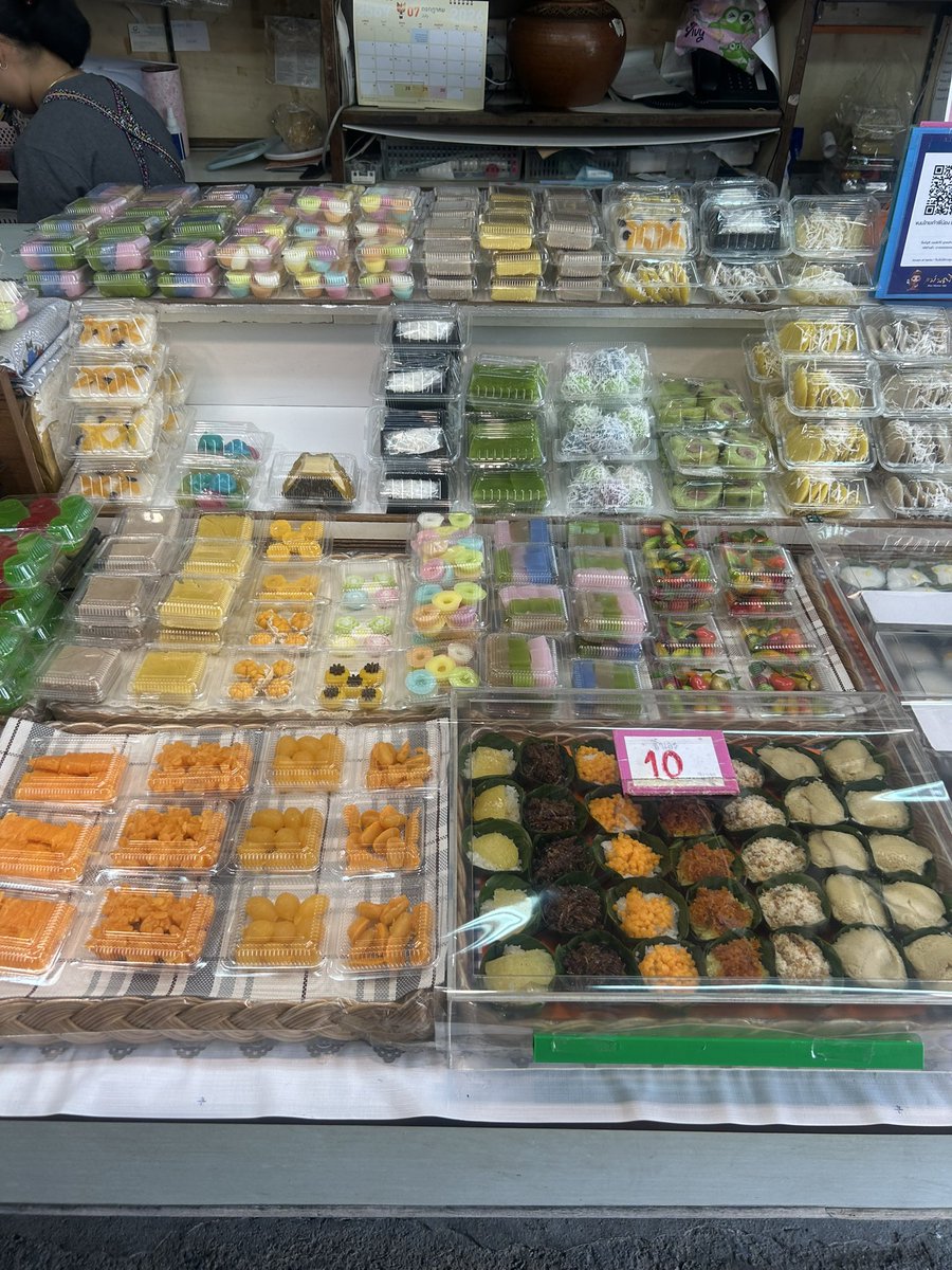 NeszySeeThrough's tweet photo. ร้านขนมไทยแนะนำ : ขนมไทยเก้าพี่น้อง
พิกัดมีหลายสาขา แต่รู้จักจากสาขาตลาดอตก.
แต่สาขาที่ถ่ายรูปคือ ตลาดบองมาร์เช่

ขนมแนะนำ ตะโก้ ข้าวเหนียวหน้าต่างๆ
ขนมตระกูลทองๆ ฟักทองสังขยา ลูกชุบ

ที่นี่ขนมไม่หวานจัด หลายๆอย่างอร่อย ถ้าได้ลองกินคิดว่าน่าจะชอบกันนะคะ

#SeeThroughSeries https://t.co/grH66boFmp