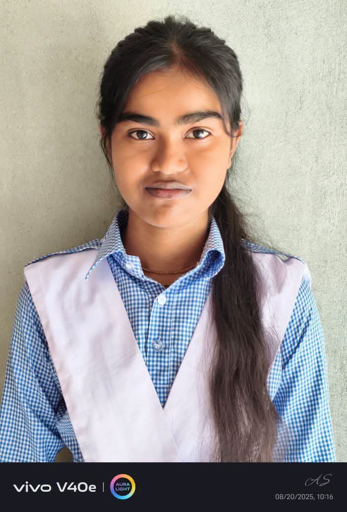 kscChouhan's tweet photo. Falakata, Jalpaiguri (Alipurduar), West Bengal. Tanbir Alam has abducted a minor Hindu girl, Ushisa Sarkar (student/age 17).

Note: We are forced to share photos, FIRs, and other information to find the girl.

Share. Help find the girl. https://t.co/BE8XmkOO3K