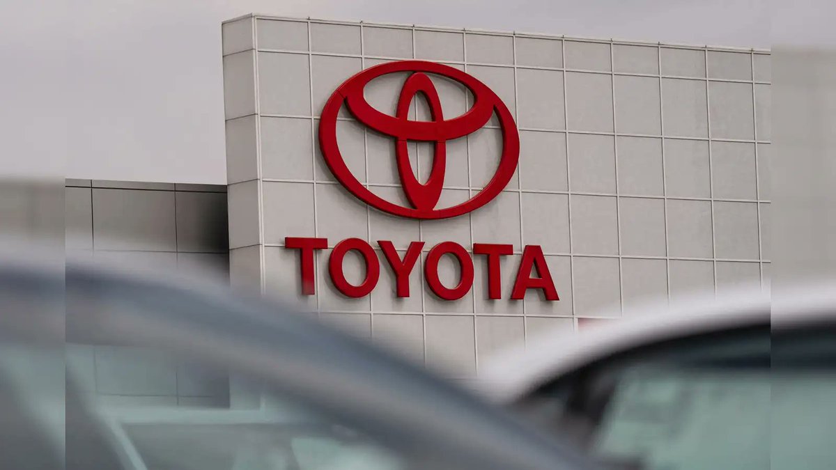 Indian_Analyzer's tweet photo. 🚨 TOYOTA FILES FIR AGAINST MANISH KASHYAP

Kashyap had claimed his car broke down because of E20 petrol.

The inspection later reportedly found the malfunction was caused by WATER contamination in the fuel tank, not E20. https://t.co/e3Yr498tWH