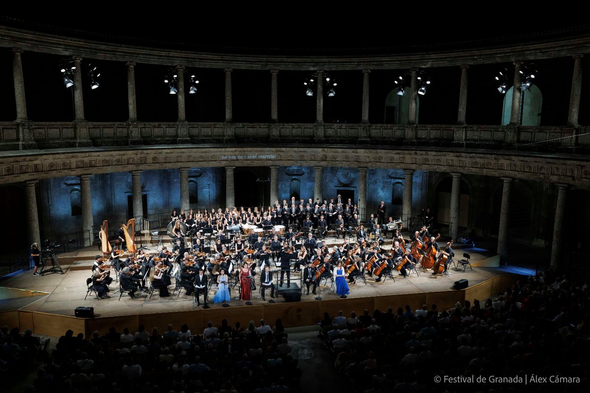 FestivalGranada's tweet photo. 🎼 Una noche histórica para Manuel de Falla.

Anoche, el Palacio de Carlos V acogió un concierto extraordinario con la Orquesta Ciudad de Granada (@orquestagranada), el Coro de la OCG (@coro_ocg) y la dirección de Lucas Macías, junto a Héctor Eliel Márquez al frente del coro. https://t.co/nRFFODtwx1