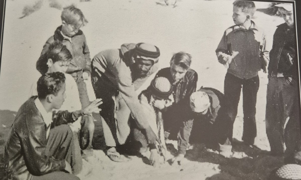abbcc207's tweet photo. من ارشيفنا من مجلة أصدقاء وذكريات
هذه الصفحة تُعد شهادة شخصية جميلة من أحد الأجانب عن كرم البدو العرب وحسن ضيافتهم خلال خمسينيات وستينيات القرن الماضي في المنطقة الشرقية من المملكة العربية السعودية.
إعداد أبو تركي للتراث https://t.co/MmwjNbx4on
