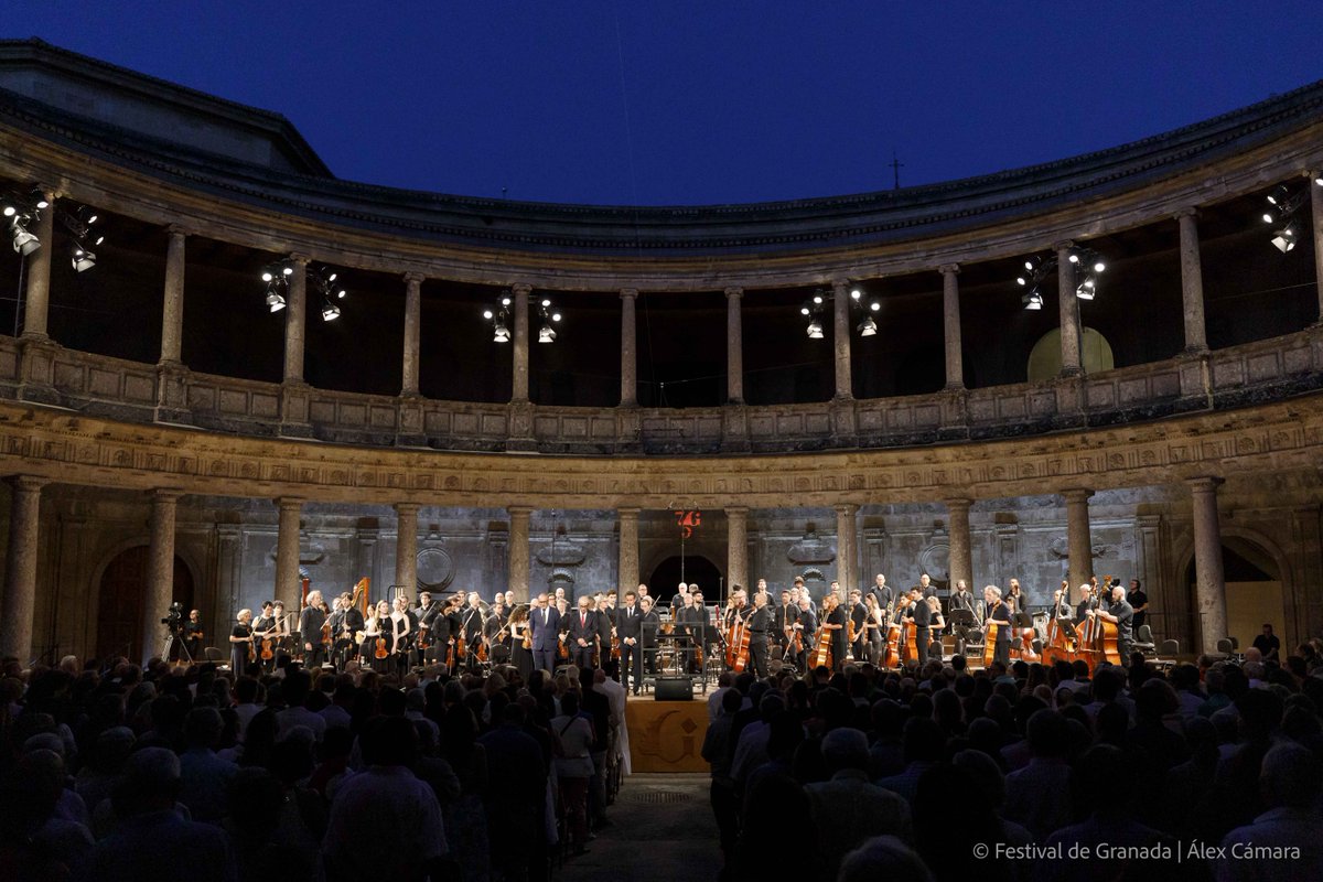FestivalGranada's tweet photo. 🎼 Una noche histórica para Manuel de Falla.

Anoche, el Palacio de Carlos V acogió un concierto extraordinario con la Orquesta Ciudad de Granada (@orquestagranada), el Coro de la OCG (@coro_ocg) y la dirección de Lucas Macías, junto a Héctor Eliel Márquez al frente del coro. https://t.co/nRFFODtwx1