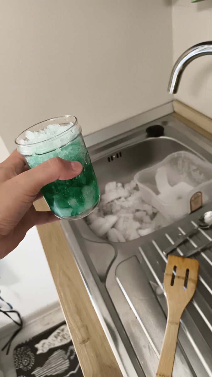 Tullio_99's tweet photo. Io con voce di Alex Jones: "non ve lo dicono ma il ghiaccio del freezer è ghiaccio, è sicurissimo da mangiare , è normalissimo ghiaccio. Io mi faccio 10 granite al giorno" https://t.co/sV0HBovTOX