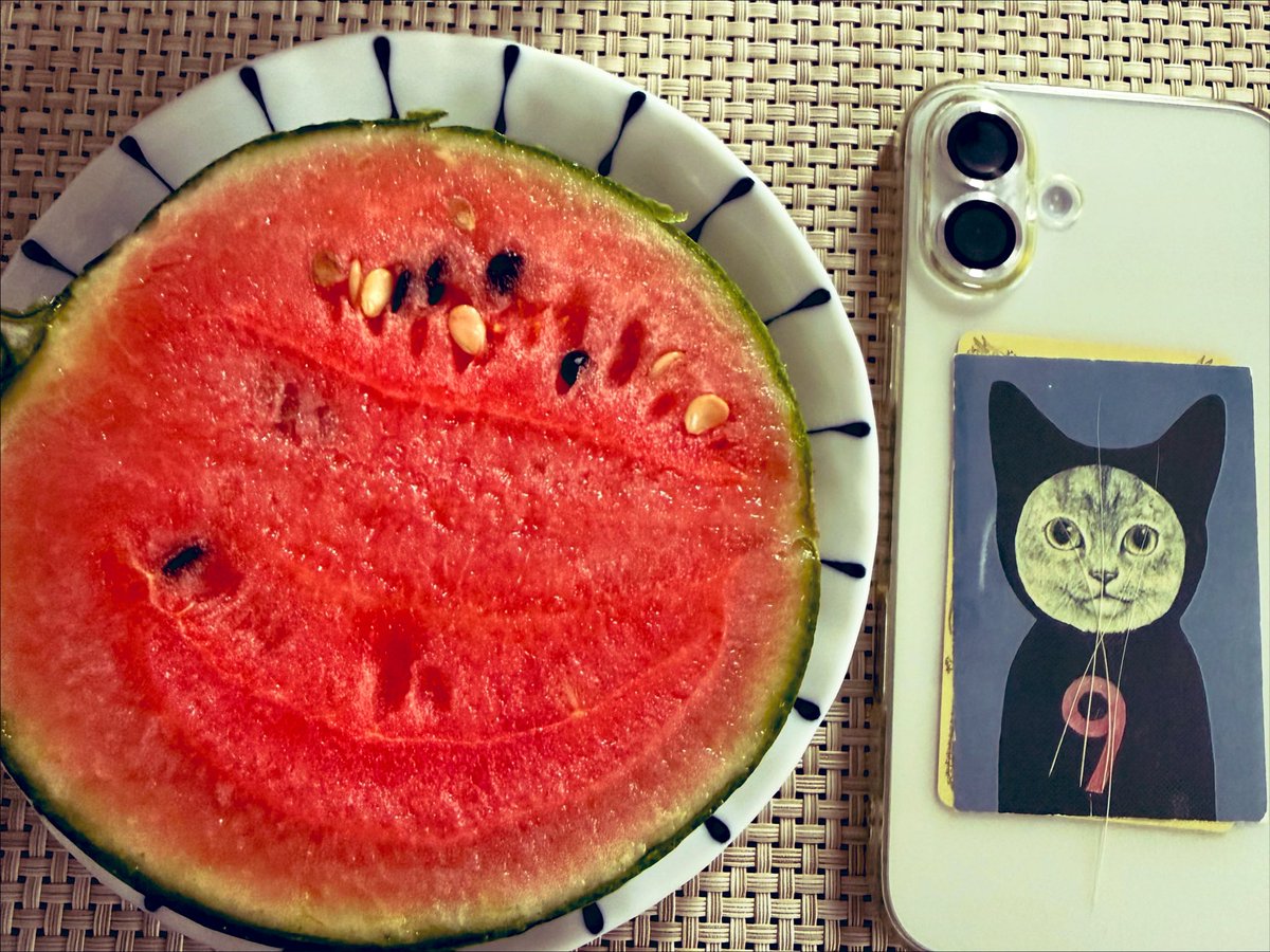 kucingnyanko's tweet photo. お墓参り暑かったー💦
帰宅後すぐにスイカで水分補給🍉
甘くて瑞々しい小玉「ひとりじめ」
半分に切ってスプーンで掬って
シャクシャク食べた😋
#food #fruit #watermelon #スイカ #life https://t.co/GjnDbbtyjx