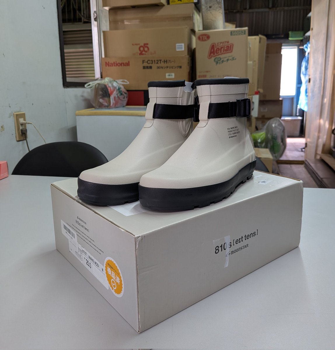 hello19740822's tweet photo. 今年梅雨に、雨天用のシューズが壊れてしまったため買い替え。ムーンスターのちょっとオシャンな長靴。
アウトレット商品で5016円。靴のサイズは思っていたよりジャストサイズより、やや小さめかな？といった感じ。
前回の靴が3年もってくれたので、今回はどうでしょうか？ https://t.co/yJJrsKBl7n