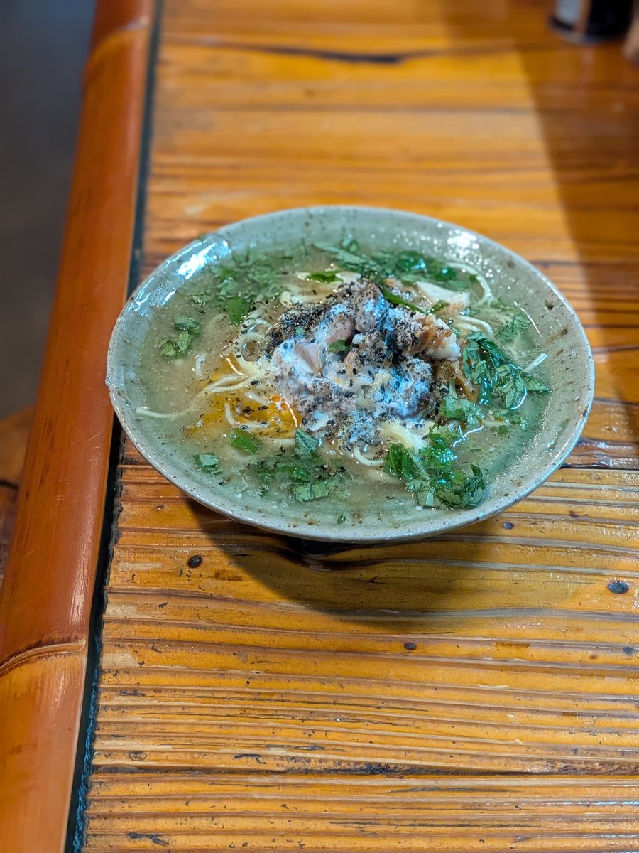 _hashigo_845's tweet photo. 梅紫蘇担々麺。
塩漬け豚燻製、梅スパイスシロップの梅等で想像より複雑、斬新な旨味の担々麺です。 https://t.co/Qtvxi5GSyg