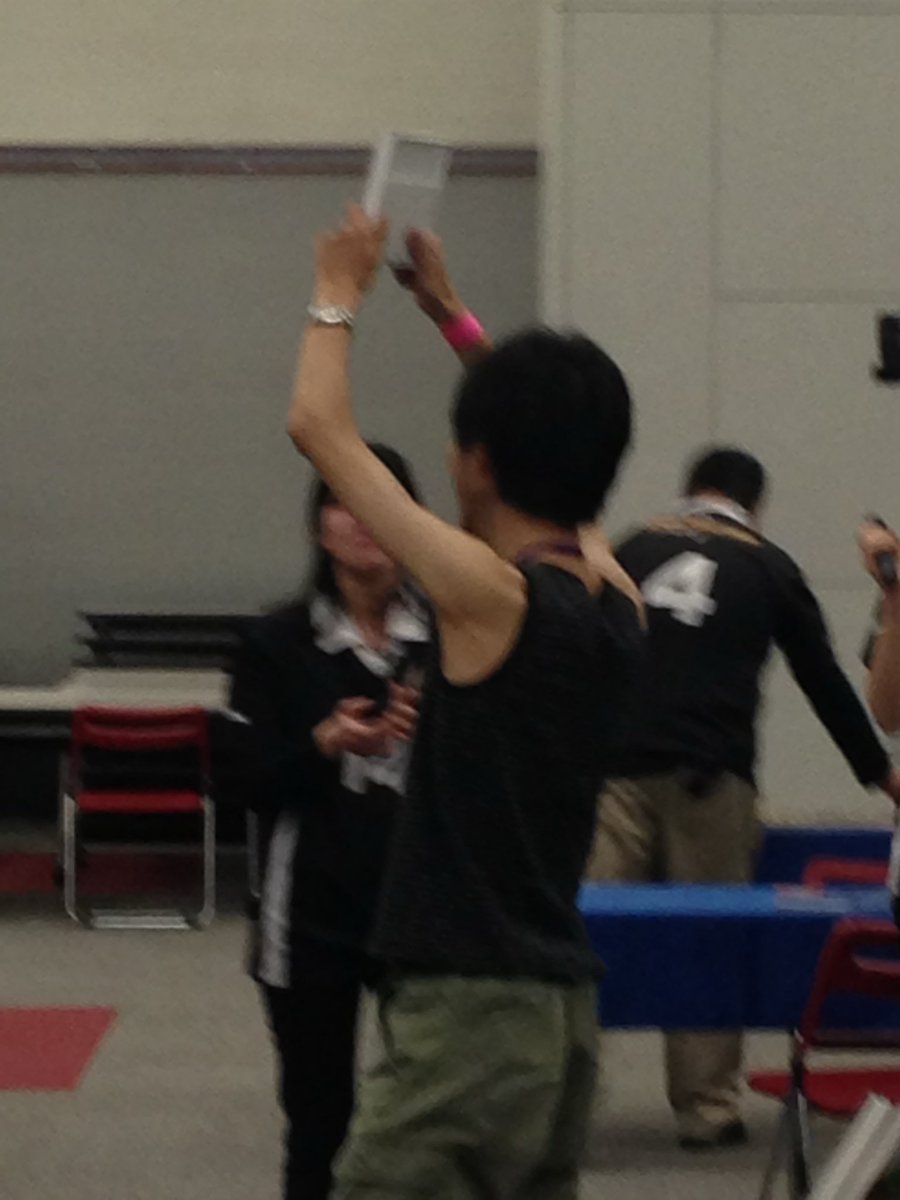 DMa07ki23's tweet photo. 今日初めて女性DMPと対戦しました
めちゃくちゃ強かった！
なによりも楽しそうにプレイをしていたのでおっさんなんか感動してしまいました
あとプレイマットにはVのもれ君や有名プレイヤーのサインがいっぱい
話が盛り上がってしまい
勢い余って
004さんの10数年前の勇姿も見せてあげました。 https://t.co/O0PHrFWJdr