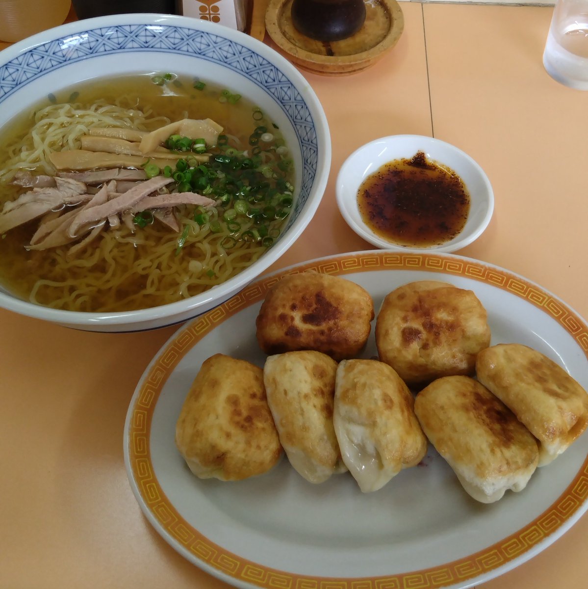 junkies1207's tweet photo. 🌐青森県八戸市城下
🚪ぎょうざとラーメンの店 大門
🍜冷たいラーメン
🥟焼ぎょうざ１人前(７ヶ)

スパイス感強めのクセ旨餃子には
至極あっさり煮干しラーメンが合う！

７月からの値上げと
製麺所の変更もあったみたい https://t.co/e5bio4bUh2