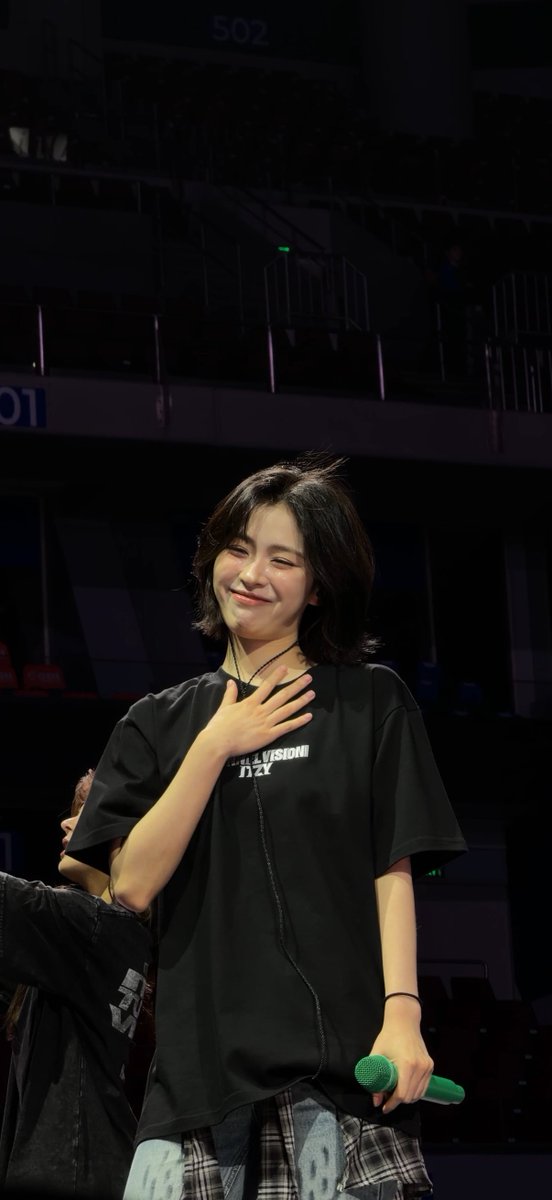ryujinapakapogi's tweet photo. my baby  #ITZY_TUNNELVISION #ITZY_TUNNELVISION_MANILA https://t.co/hhVefhlXjo