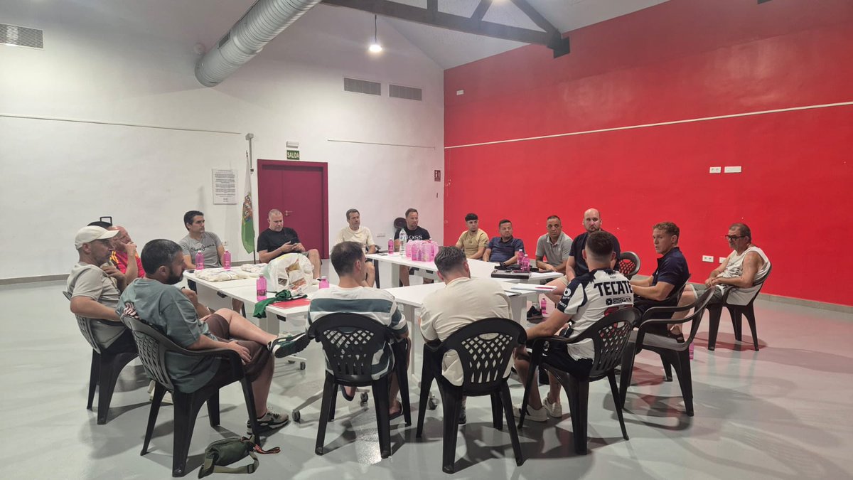 UDLosGarres's tweet photo. ℹ️ Ayer se celebró la reunión informativa con los entrenadores de la #CanteraUDLosGarres para preparar la nueva campaña. https://t.co/1E5lMo27cB