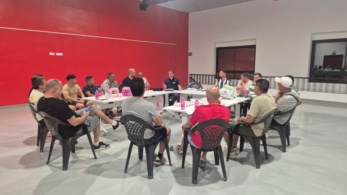 UDLosGarres's tweet photo. ℹ️ Ayer se celebró la reunión informativa con los entrenadores de la #CanteraUDLosGarres para preparar la nueva campaña. https://t.co/1E5lMo27cB