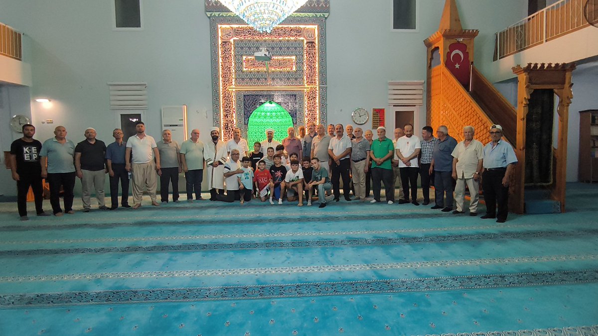 bornovamuftuluk's tweet photo. Bornova İlçe Müftüsü Sayın Fethullah Yavuz, İlçe Müftülüğü tarafından Hacı Mustafa Gökdemir Camii'nde düzenlenen "Biz Bir Aileyiz, Cuma Gecesi Ailece Şehirlerin Kalbi Camilerimizde Buluşuyoruz" programına katıldı.
#Cuma #Aile #AileOnYılı #Sohbet #Program #BornovaMüftülüğü https://t.co/22E2nssgjL