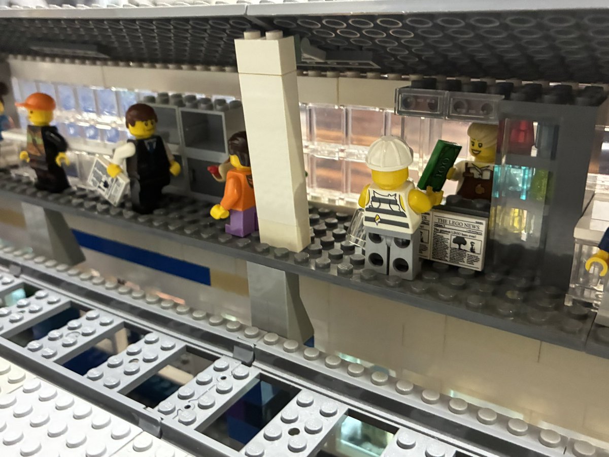 Dratini1nj's tweet photo. レゴで新幹線駅を作りました！
2面2線の相対式ホームで今まで作った中では最大の駅です。
ホームには売店や待合室があります。 https://t.co/RSjSymIw9X