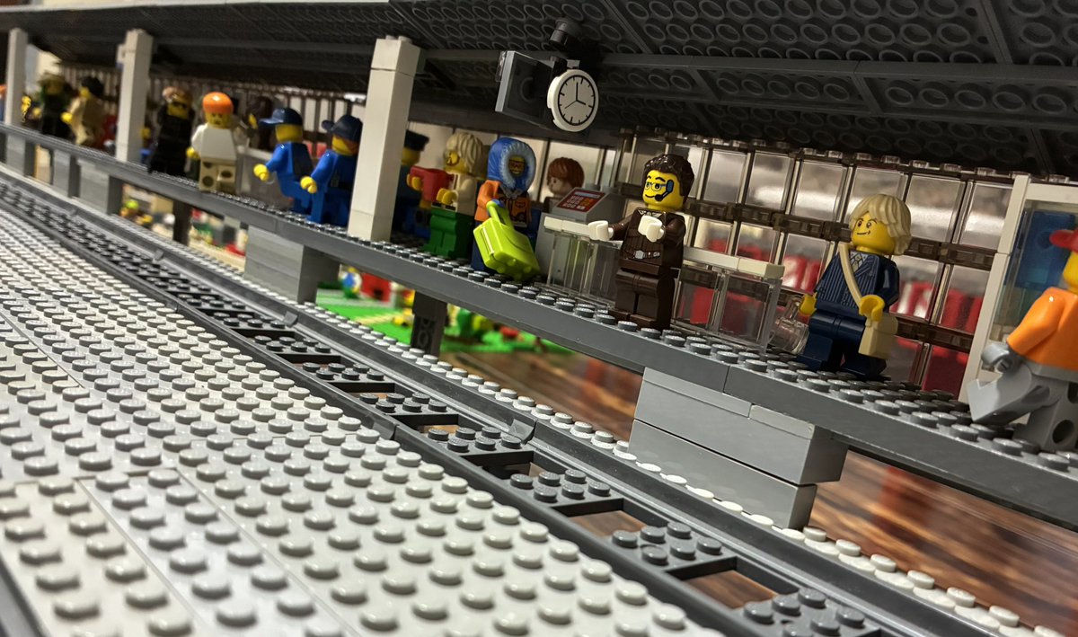 Dratini1nj's tweet photo. レゴで新幹線駅を作りました！
2面2線の相対式ホームで今まで作った中では最大の駅です。
ホームには売店や待合室があります。 https://t.co/RSjSymIw9X