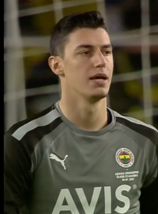 onuryazicioglu's tweet photo. Mason Greenwood'daki son gelişmelerden sonra transfer gündemimizi yavaş yavaş kaplamaya başlayan Berke Özer var şimdi de. Yönetimlerimizin müthiş katkılarıyla gözümüzün önünden önce Eyüp'e sonra Lille'e kayıp giden Berke, evet. Küçük küçük bir süredir konuşulan Göztepe'deki Arda Okan da konuşuluyor. Geçen sezon alelacele sattığımız Yusuf Akçiçek'i de yanlarına ekleyelim. 

Altyapımızdan yetişmiş, birinci sınıf futbolcu olmuş üç oyuncumuzu şu an geri almaya kalktığımızda 60-70 milyon Euro falan ediyor. 

Bu oyuncuların kalması için, birkaç cılız ses dışında hiçbir reaksiyon çıkmadı. Tekrar söylüyorum. Fenerbahçe'nin altyapısı, oyuncu erişimi açısından imkanları çok geniş bir yapıdır. Siz kötü bile yönetseniz, aileler tutar çocukları Fenerbahçe'ye getirir. 

Fakat biz daldaki kuşu, eldeki kuştan daha değerli gördüğümüz için eldeki kuşları hep kaçırıyoruz.

Bakın yine elimizde çok değerli, altyapıdan çıkan oyuncularımız var. Yabancı sayımız 23'e geldi. Genç oyuncularla sonuç alınamaz zihniyetine getirildik. Oysa dönüp geride kalan başarılarımıza baktığımızda her zaman iyi bir genç, yerli oyuncu setimizin olduğunu görürüz. 

Artık daha fazla transferle bu oyuncuları devre dışı bırakmamamız lazım. Alaattin, Hakan, Kamil Efe mutlaka rotasyona girebilmeli. 

Bakın Berke ihtiyaç, Yusuf ihtiyaç, Arda Okan ihtiyaç, üçü de bizde yetişti, üçü de bizde değil. Bu işte bir yanlışlık var.
