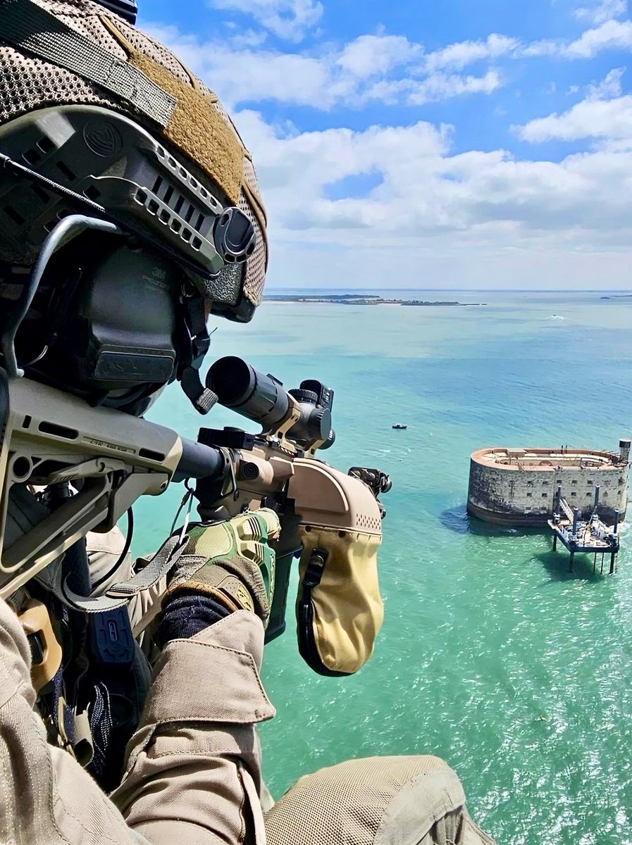 Fs_francaises_'s tweet photo. Appui feu tireur embarqué du GIGN survolant le célèbre Fort Boyard 🇫🇷 https://t.co/dtEDCukYsk